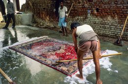 Agra;-Brush;-Carpet;-Crafts;-Craftsman;-Craftsmanship;-Foam;-Hand-knotted-carpet;-India;-Kaleidos;-Kaleidos-images;-La-parole-à-limage;-Soap;-Stories-Pictures;-Tarek-Charara;-Uttar-Pradesh;-Washing;-Worker;-Workshop;-Yard